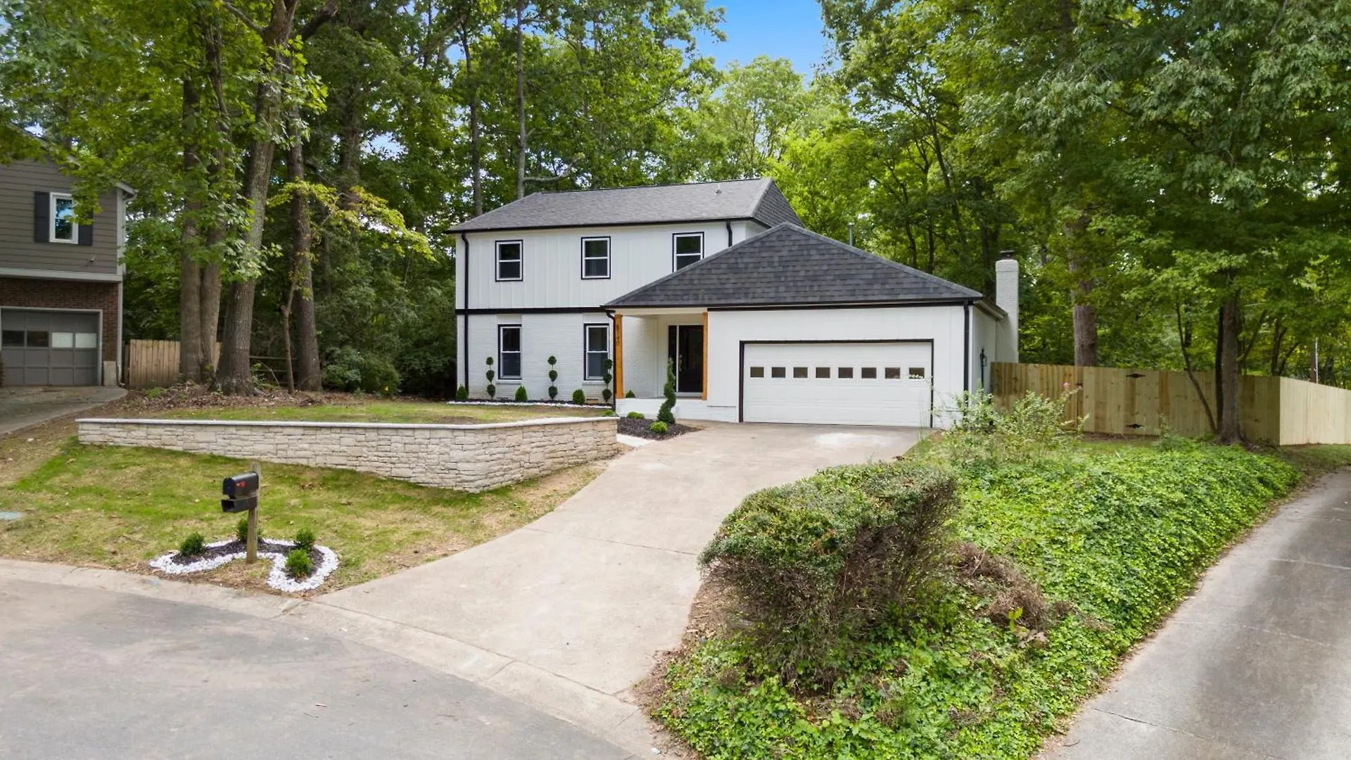 Modern 4 Bed In Quail Hollow location